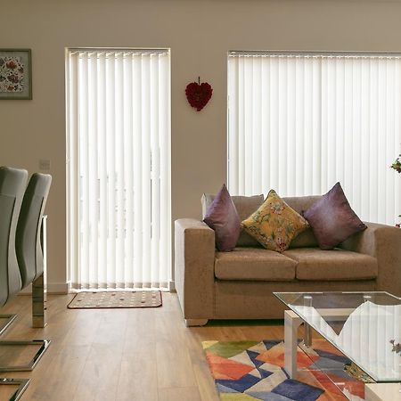 Modern & Exquisite Trumpington Townhouse With Parking & 5 Mins To Papworth Hospital Cambridge  Bagian luar foto