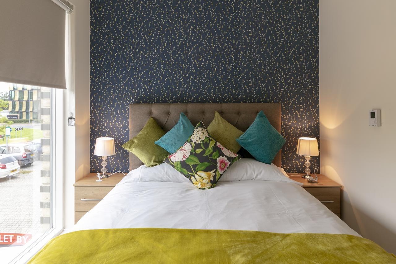 Modern & Exquisite Trumpington Townhouse With Parking & 5 Mins To Papworth Hospital Cambridge  Bagian luar foto
