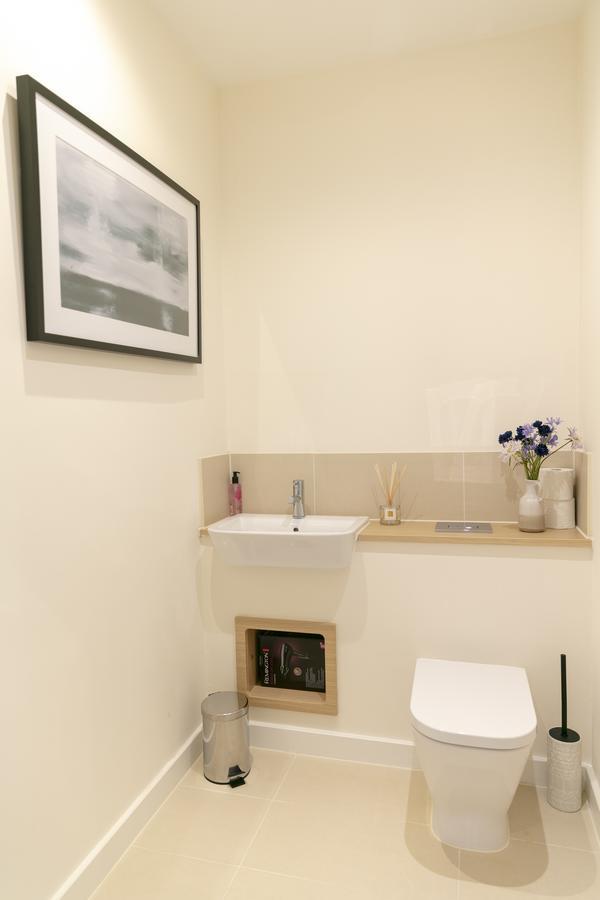 Modern & Exquisite Trumpington Townhouse With Parking & 5 Mins To Papworth Hospital Cambridge  Bagian luar foto