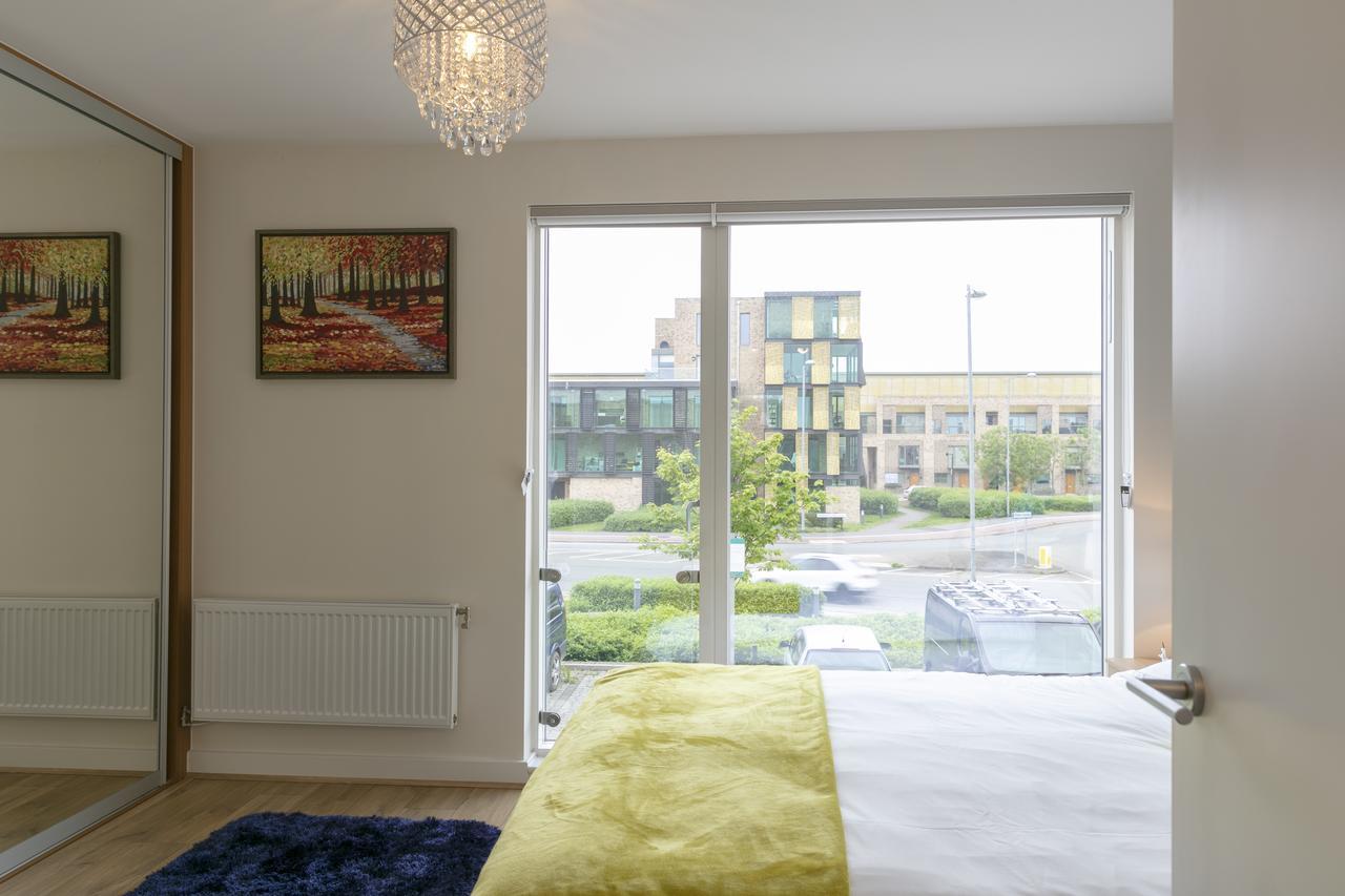 Modern & Exquisite Trumpington Townhouse With Parking & 5 Mins To Papworth Hospital Cambridge  Bagian luar foto