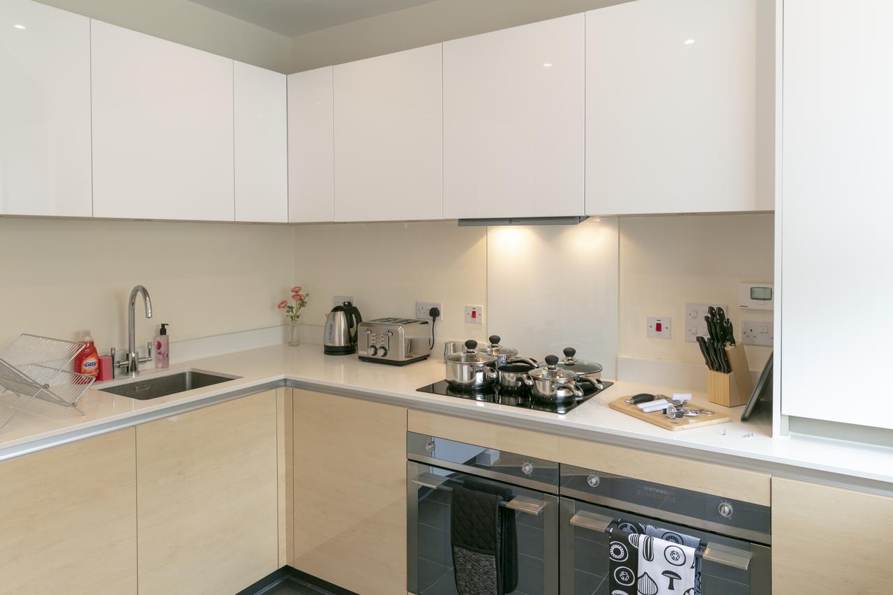 Modern & Exquisite Trumpington Townhouse With Parking & 5 Mins To Papworth Hospital Cambridge  Bagian luar foto