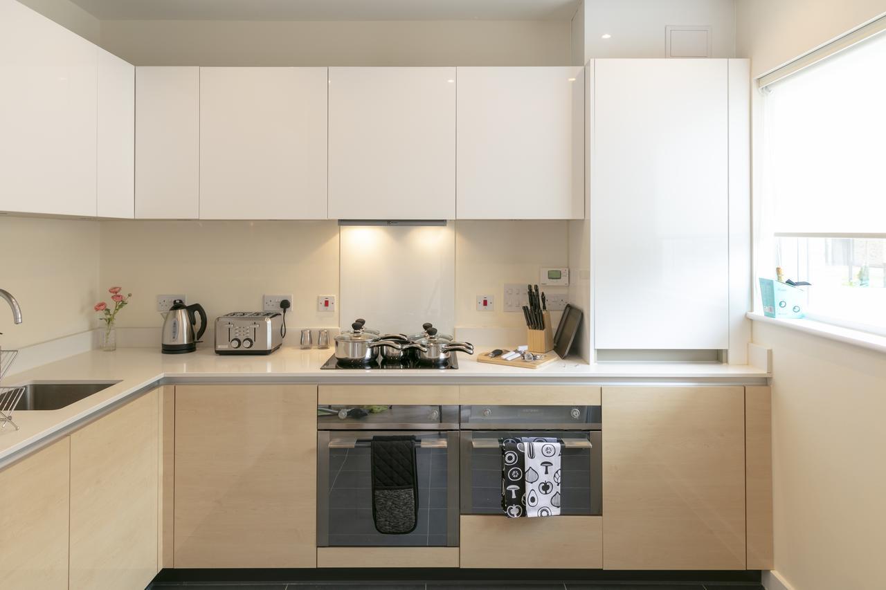 Modern & Exquisite Trumpington Townhouse With Parking & 5 Mins To Papworth Hospital Cambridge  Bagian luar foto